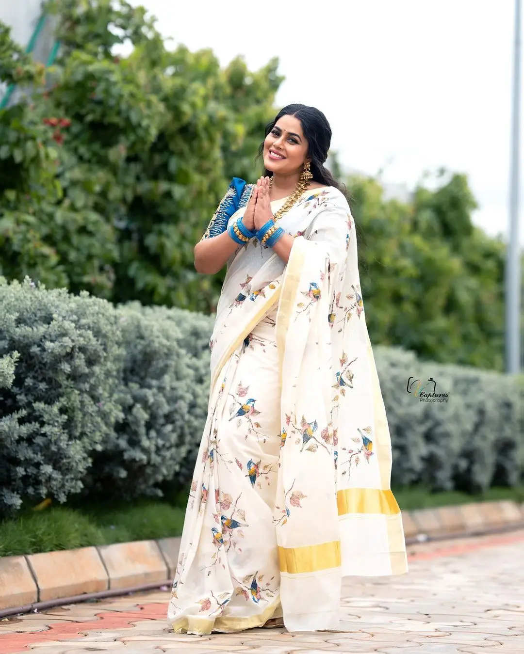 SHAMNA KASIM WEARING BEAUTIFUL EARRINGS WHITE SAREE 9